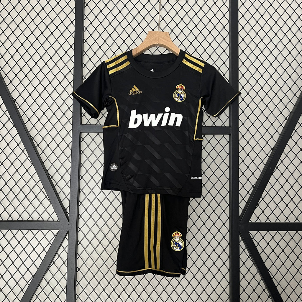 Conjunto Niños Real Madrid Visita Negra y Gris 11/12 - frente