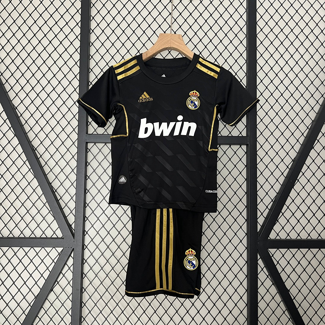 Conjunto Niños Real Madrid Visita Negra y Gris 11/12 - frente
