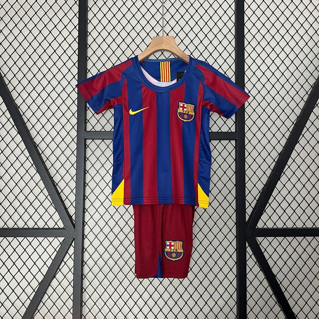 Conjunto Niños FC Barcelona Local Azul Marino y Burdeos 05/06 - frente