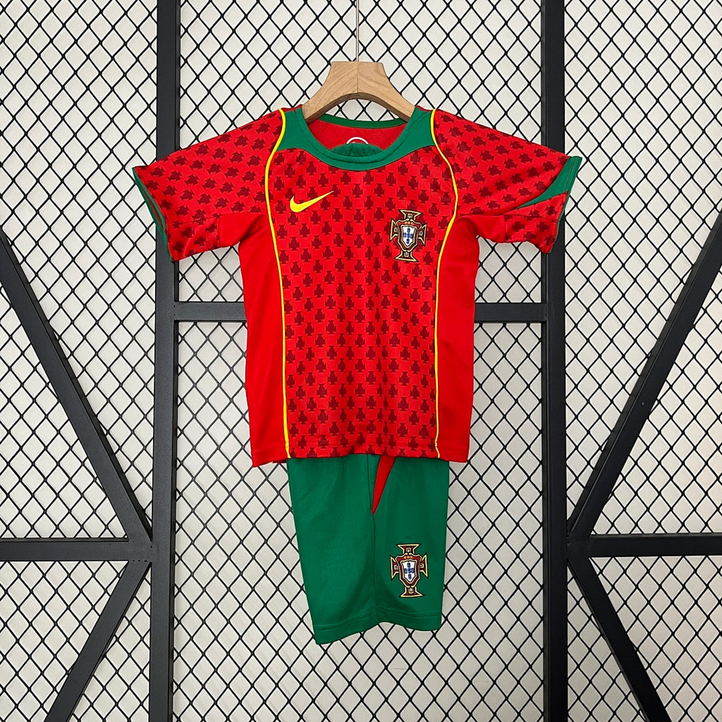 Conjunto Niños Portugal Local Gris y Roja 2004 - frente