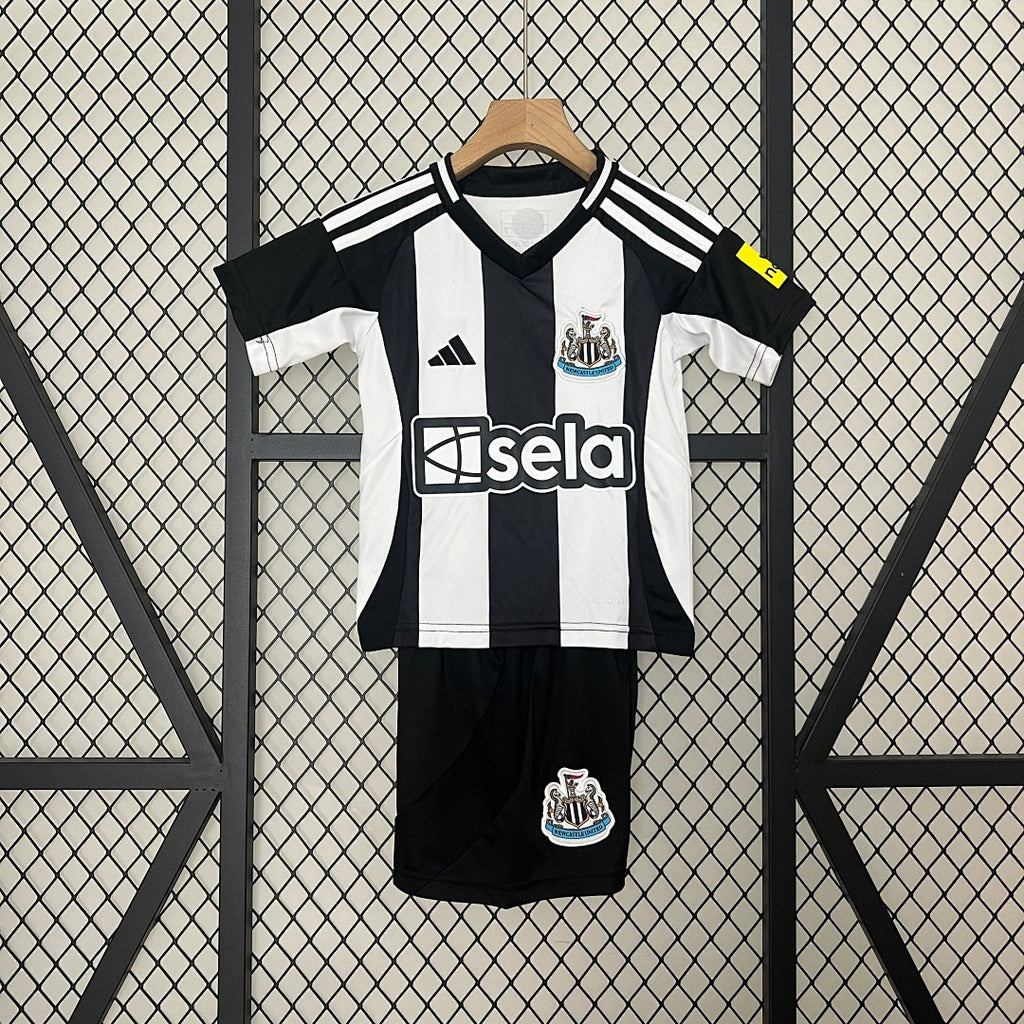 Conjunto Niños Newcastle United Local 2024/25 - frente