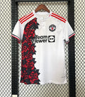 Camiseta Manchester United Blanca y Negra Edición Especial 2025/26 - frente