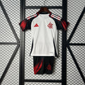 Conjunto Niños Flamengo Visita Gris Claro y Negra 2025/26 - frente