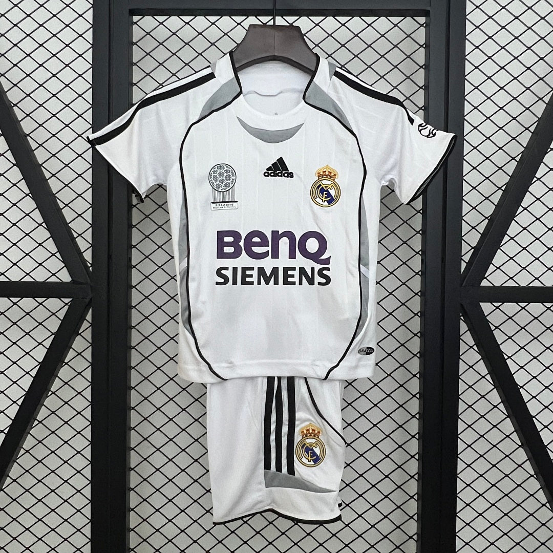 Conjunto Niños Real Madrid Local Gris Claro y Gris 06/07 - frente