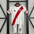 Conjunto Niños River Plate Local 2025/26 - frente