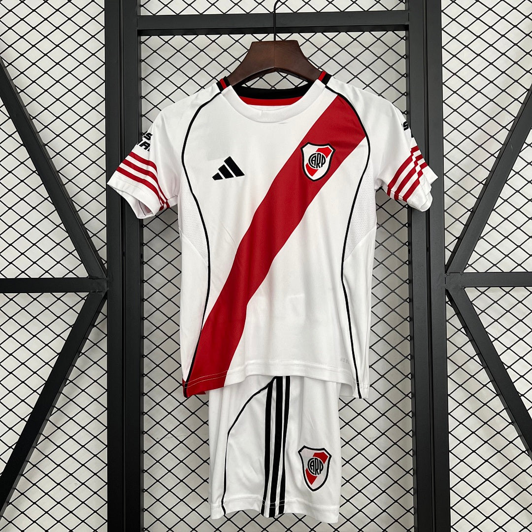 Conjunto Niños River Plate Local 2025/26 - frente