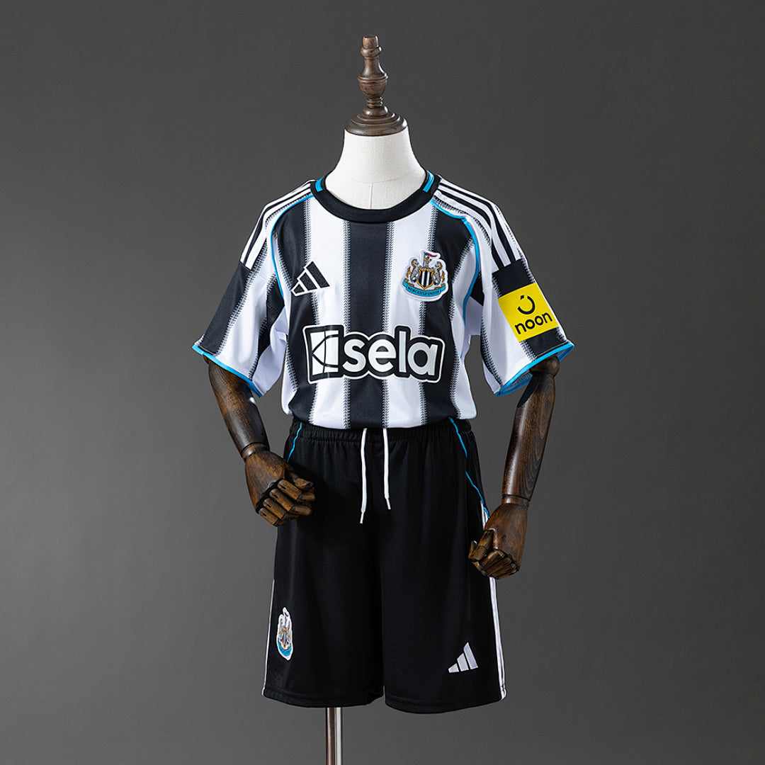Conjunto Niños Newcastle United Local 2025/26 - frente
