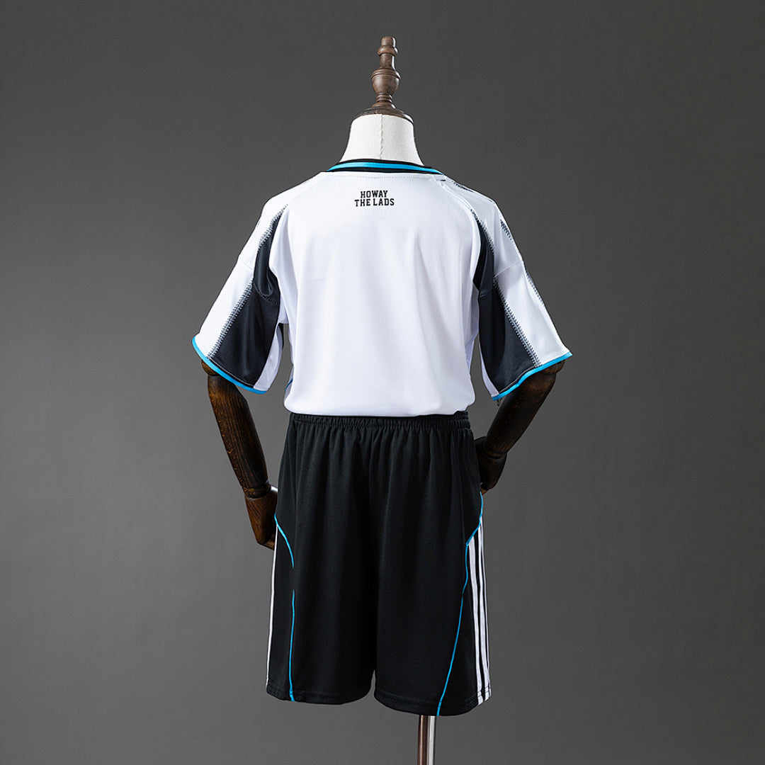Conjunto Niños Newcastle United Local 2025/26 - espalda