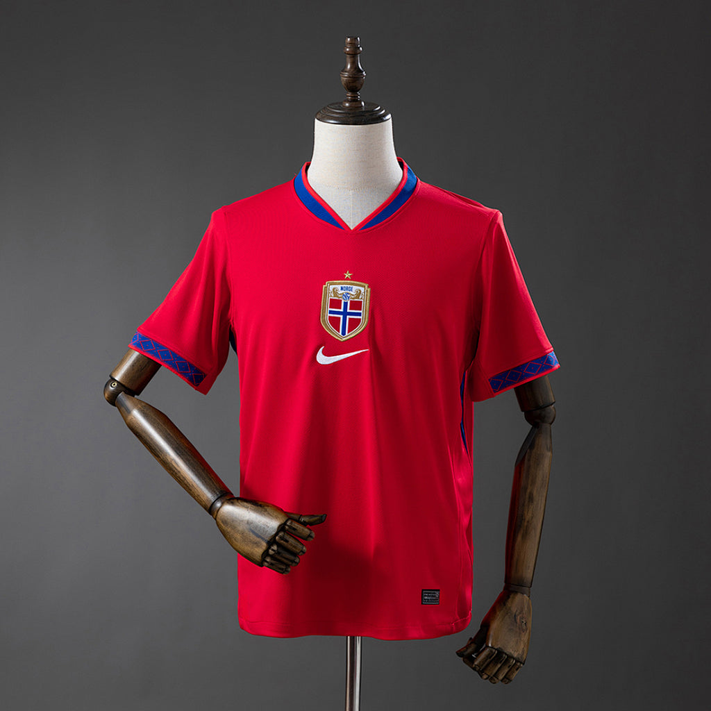 Camiseta Noruega Local Burdeos y Roja 2026 - frente