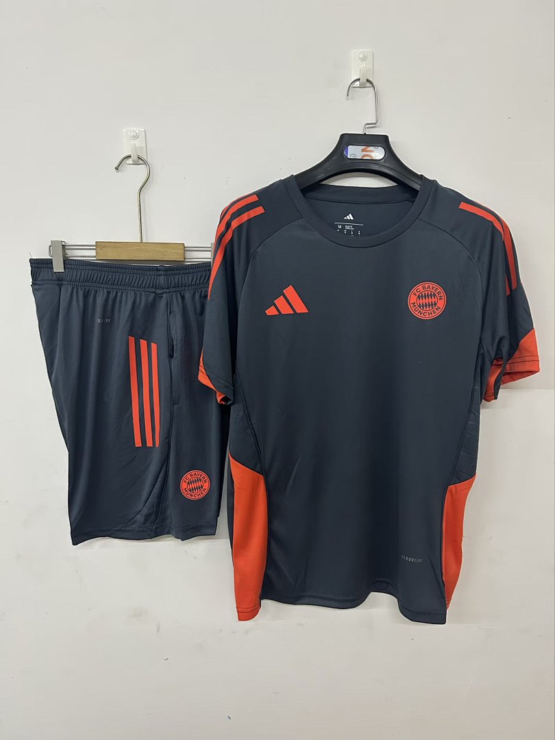 Camiseta de Entrenamiento Bayern Múnich Negra 2025/26 - frente