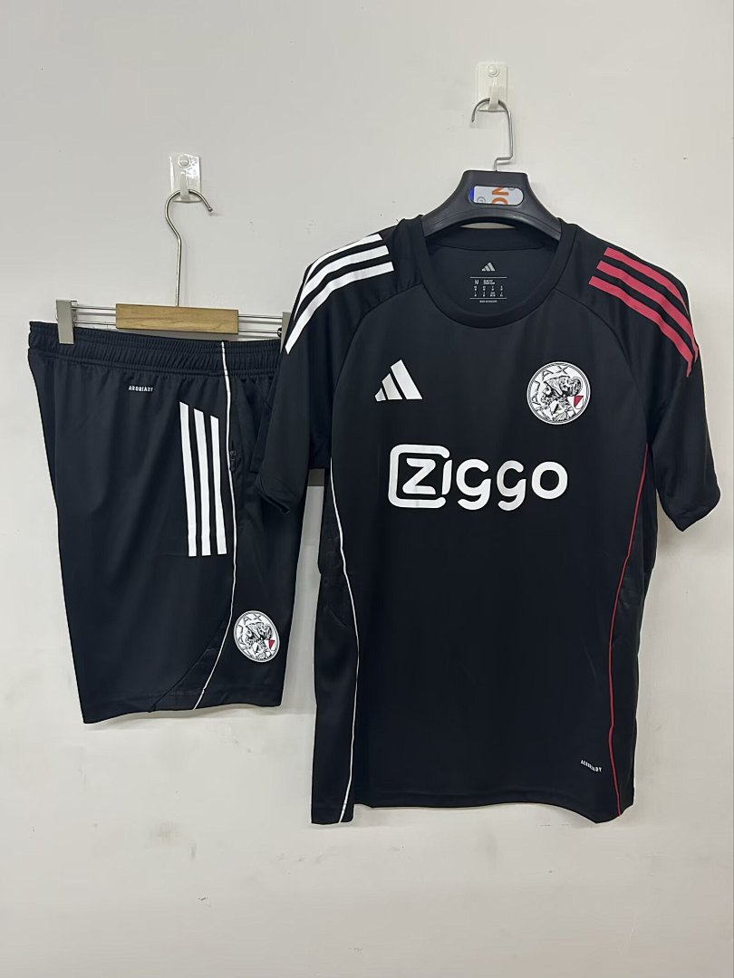 Camiseta de Entrenamiento Ajax Negra 2025/26 - frente