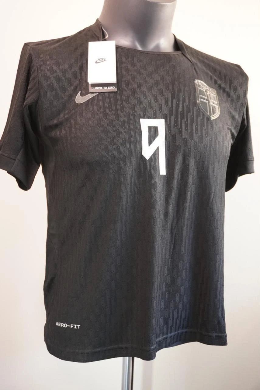 Camiseta Noruega Visita Edición Especial 2026 Versión Jugador — ENVÍO INMEDIATO (Braut Haaland #9) - detalle escudo